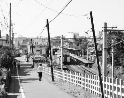 二俣川駅方向から見た鶴ヶ峰駅。線路左側が南口となる。正面に高木商会の看板が見える。