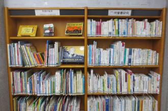 外国語の絵本コーナーと児童書研究コーナーの写真