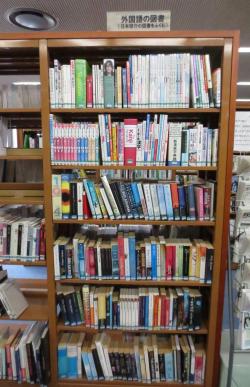 日本紹介図書コーナー、外国語図書コーナー