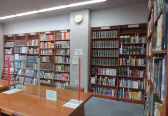 参考図書コーナーの写真