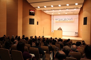 津野海太郎氏　講演会の様子（会場全体）