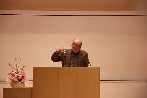 津野海太郎氏　講演会の様子（講師の津野海太郎氏正面から）