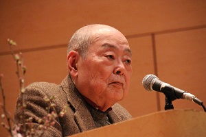 津野海太郎氏　講演会の様子（講師の津野海太郎氏アップ）