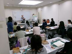 修理講座の初級編で、参加者が実習している様子