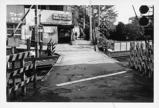 東急東横線　白楽踏切１の画像