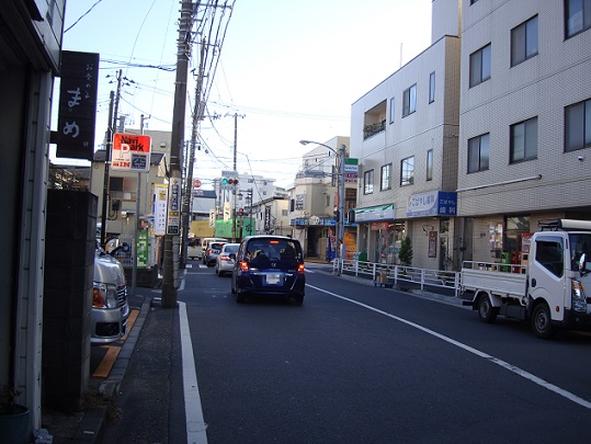 2017年撮影　滝の川上流　バス停「六角橋公設市場」