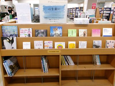 一般書展示の様子です。表紙が見えるように本を並べています。