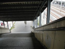 写真：東神奈川駅階段