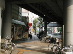 写真：東神奈川駅階段