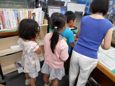 令和5年度としょかん探検隊1年生と2年生の写真