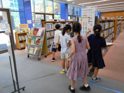 令和5年度としょかん探検隊3年生と4年生の写真