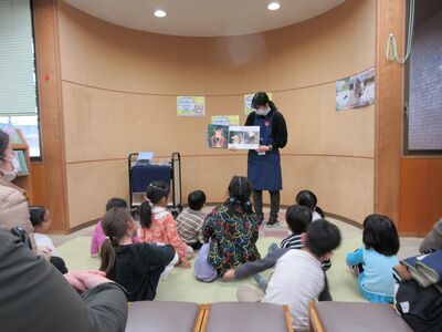 令和5年度絵本の動物に会いに行こうゾウおはなし会写真