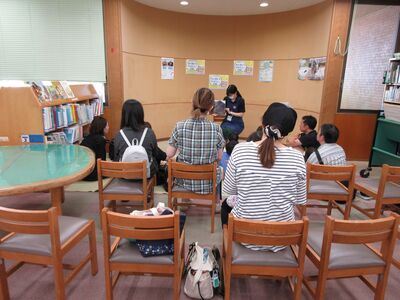 令和6年度絵本の動物に会いに行こうキリンおはなし会写真1