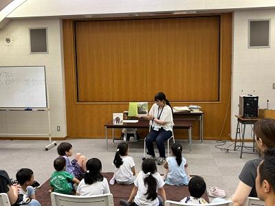 絵本の動物に会いに行こうオカピおはなし会の様子