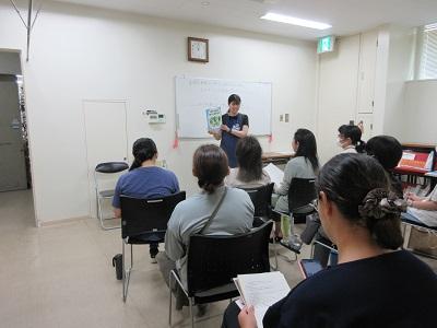 令和7年度学校図書館ボランティア講座読み聞かせ写真