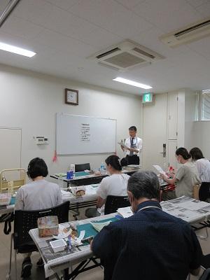 令和7年度学校図書館ボランティア講座図書修理写真