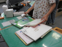 カウンターで本の返却をする様子