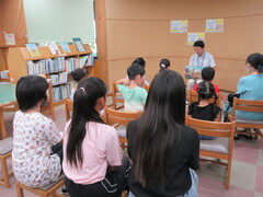 おはなし会に参加している様子