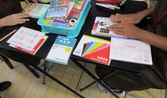 本屋でPOPを作る仕事をしている様子