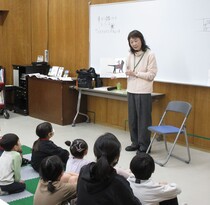 石川えりこさんが読み聞かせをしている様子