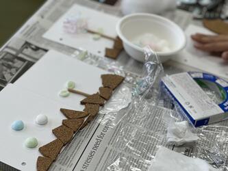 選んだ素材を工夫して並べている様子