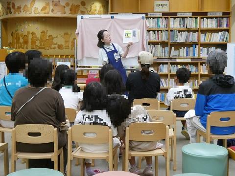 夏休みのイベントたのしい本を紹介しますの様子