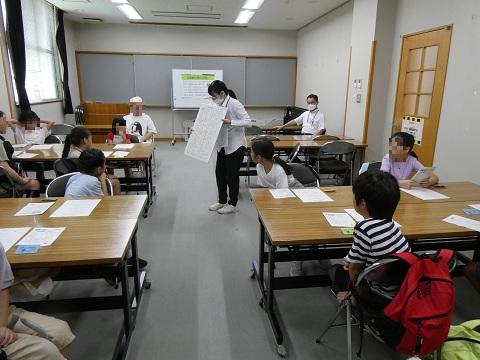 図書館の仕事にチャレンジの様子