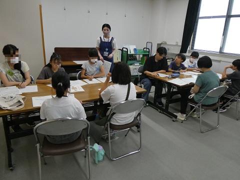 図書館の仕事にチャレンジの様子