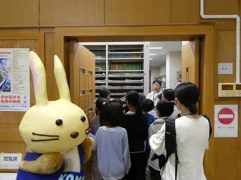 図書館のバックヤード見学