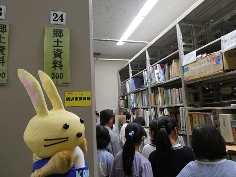 書庫内を見学する児童とうさぽん