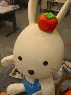 頭の上に柿の実がのっているうさぽん