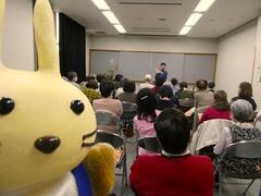 おとなが楽しむおはなし会に参加するうさぽん