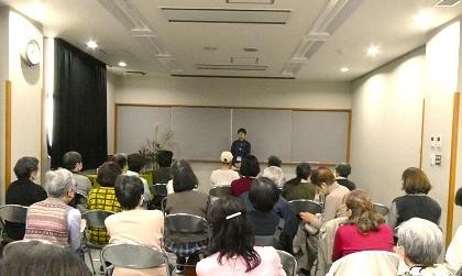 おとなのおはなし会の様子