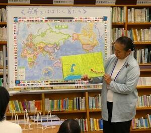 鳥の本のブックトークの様子