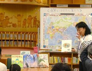 鳥についてのブックトークをするボランティア
