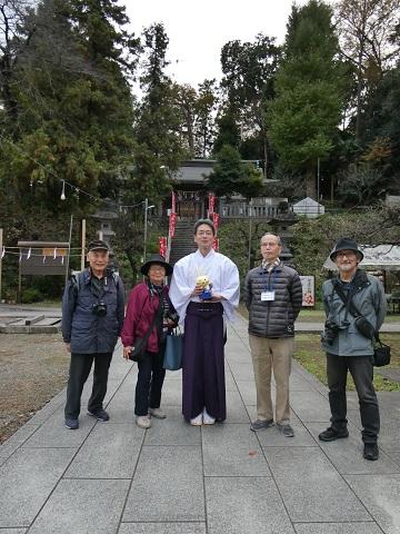 川辺宮司と港南歴史協議会のみなさん
