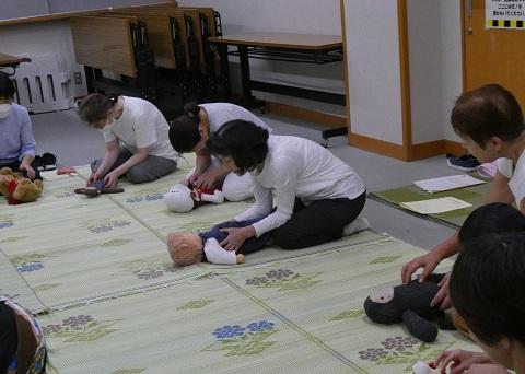 人形を使ってわらべうたの練習