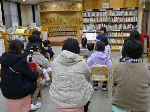 冬のとくべつおはなし会を聞くこどもたち