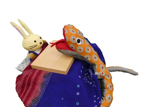 こたつにいるうさぽんとへびぽん