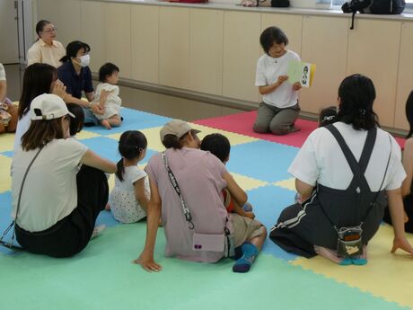 日限山地域ケアプラザでのおはなし会の様子