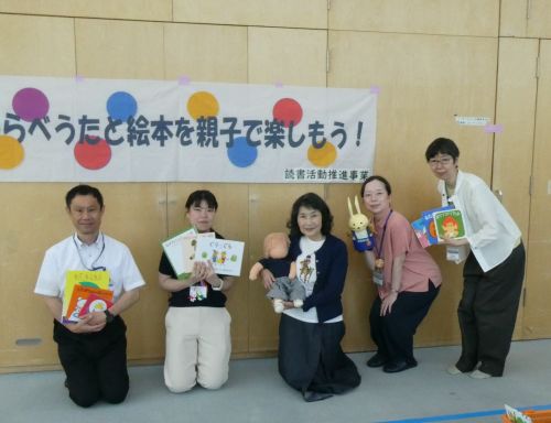 絵本の贈呈式の様子
