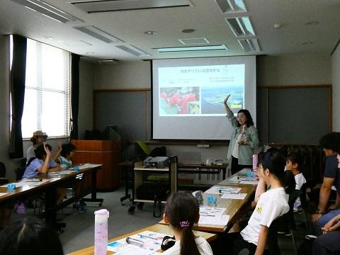 リサイクルについて学ぶ子どもたち