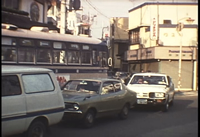 中山駅南側-狭い駅前道路で渋滞する車の画像