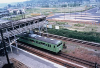 中山駅駅舎－跨線橋と土地区画整理の済んだ北口広場の画像