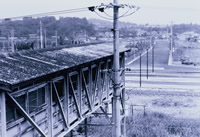 中山駅駅舎－跨線橋の向こうに土地区画整理の済んだ北口広場を望む画像