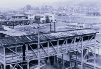 中山駅駅舎－跨線橋の向こうに土地区画整理の済んだ北口広場を望む画像2