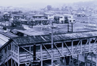 中山駅駅舎－跨線橋の向こうに土地区画整理の済んだ北口広場を望む画像3