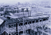 中山駅駅舎－横浜線103系車両と跨線橋・北口広場の画像