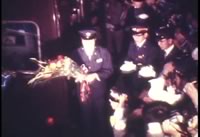 横浜線を引退する73系車両さよなら運転－中山駅で花束を受取る運転士の画像