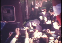 横浜線を引退する73系車両さよなら運転－中山駅で花束を受取る運転士の画像2